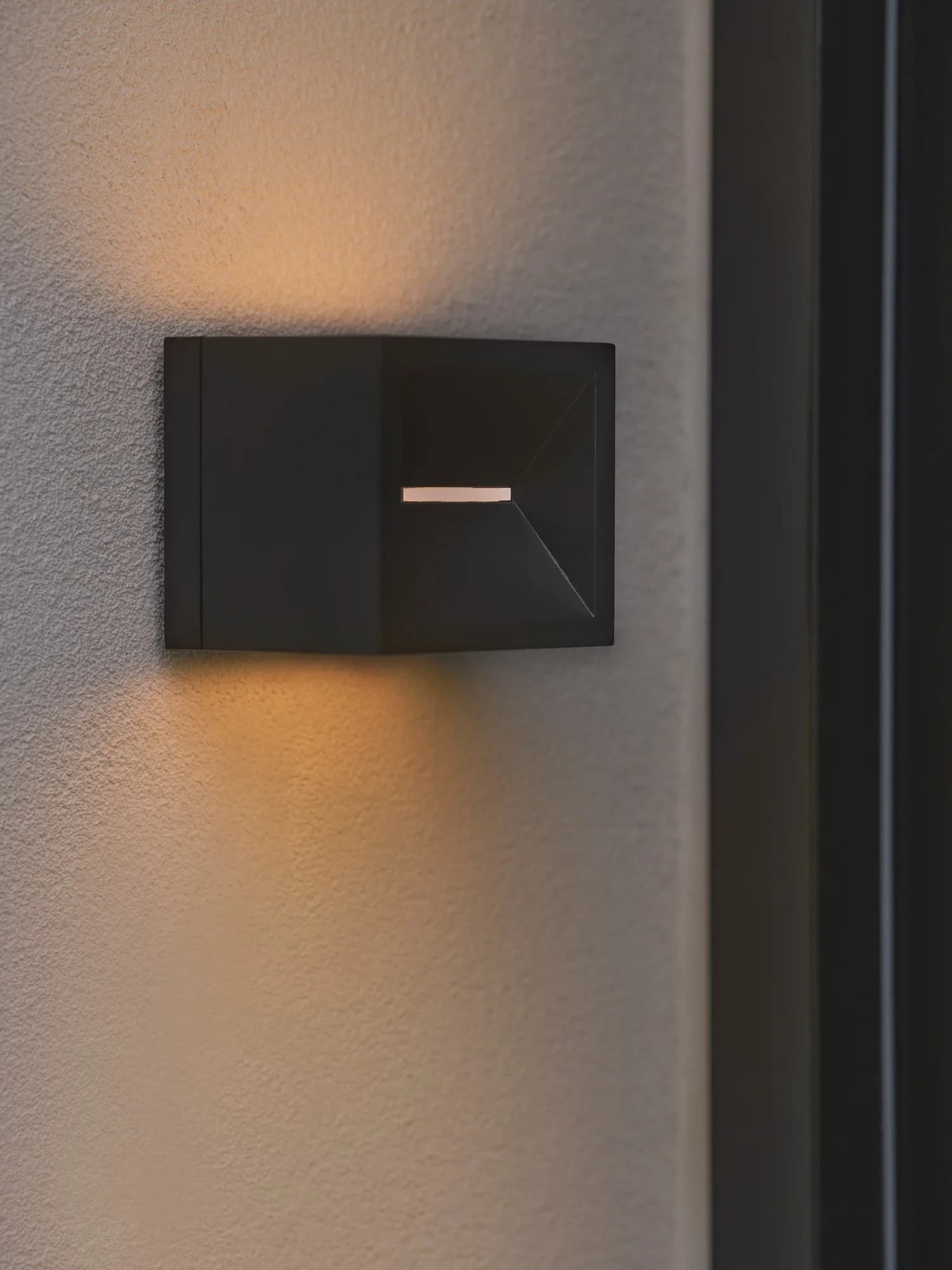 Rivo Wall Black atmosphere 1